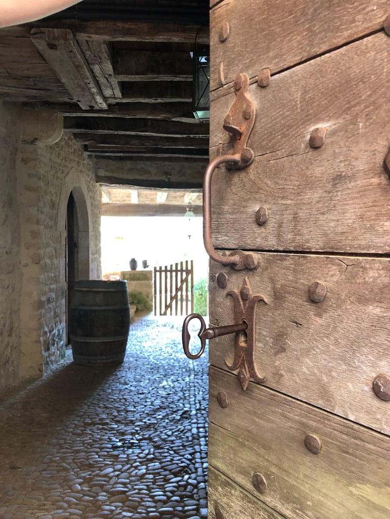 Vielle porte, Plazac, Périgord, Dordogne, France.