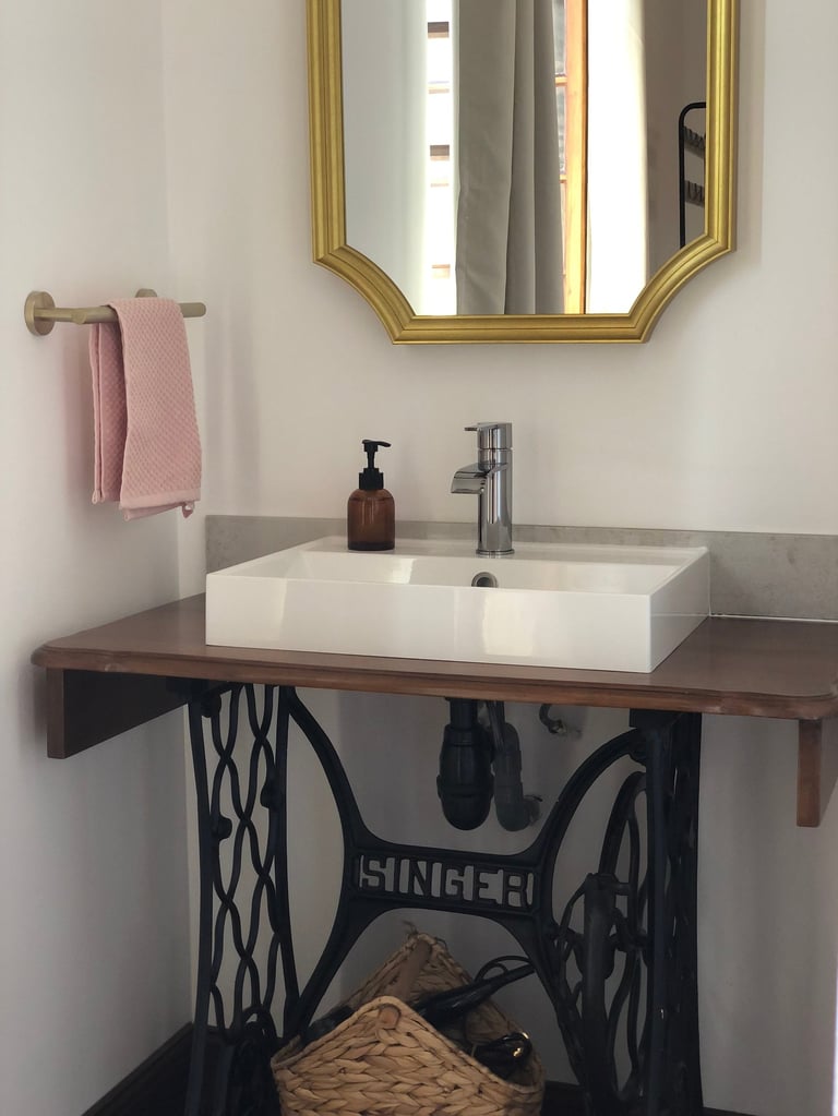 Lavabo, Salle de bain, Plazac, Périgord, Dordogne, France.