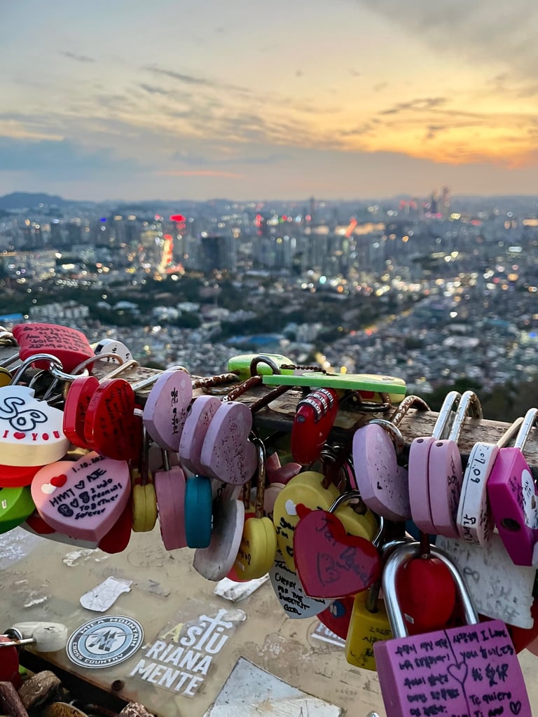 Cadenas symboliques à la Namsan Tower lors d’un séjour culturel