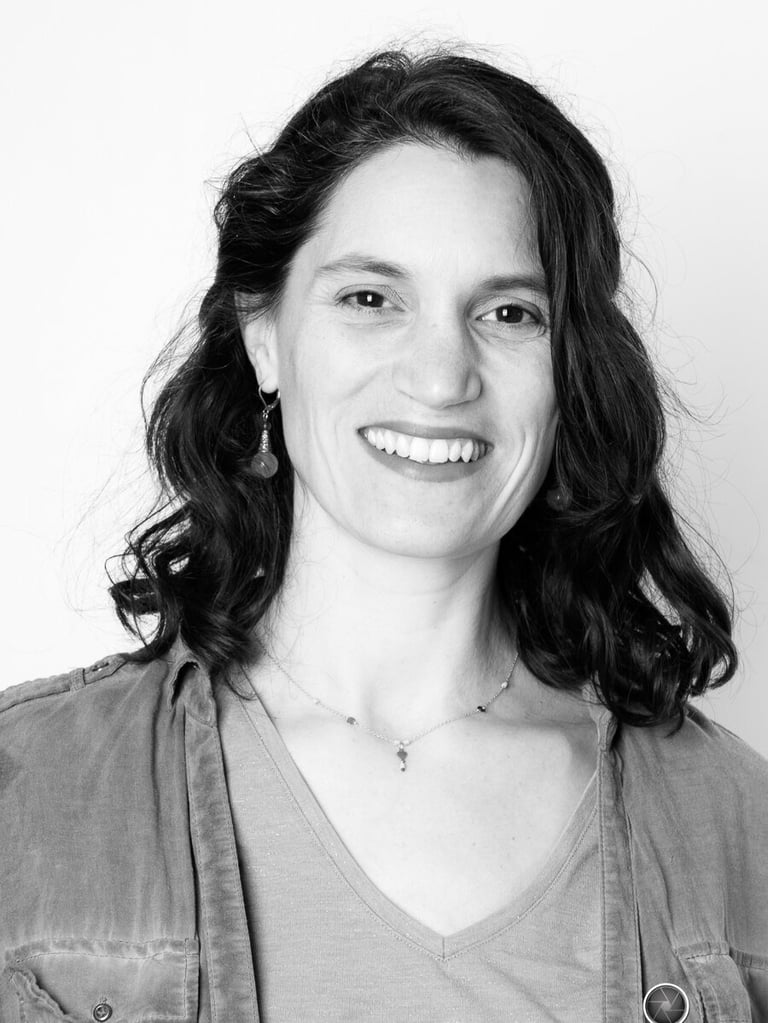 Photo portrait de Audrey en noir et blanc, fondatrice de l'Amour du Lien