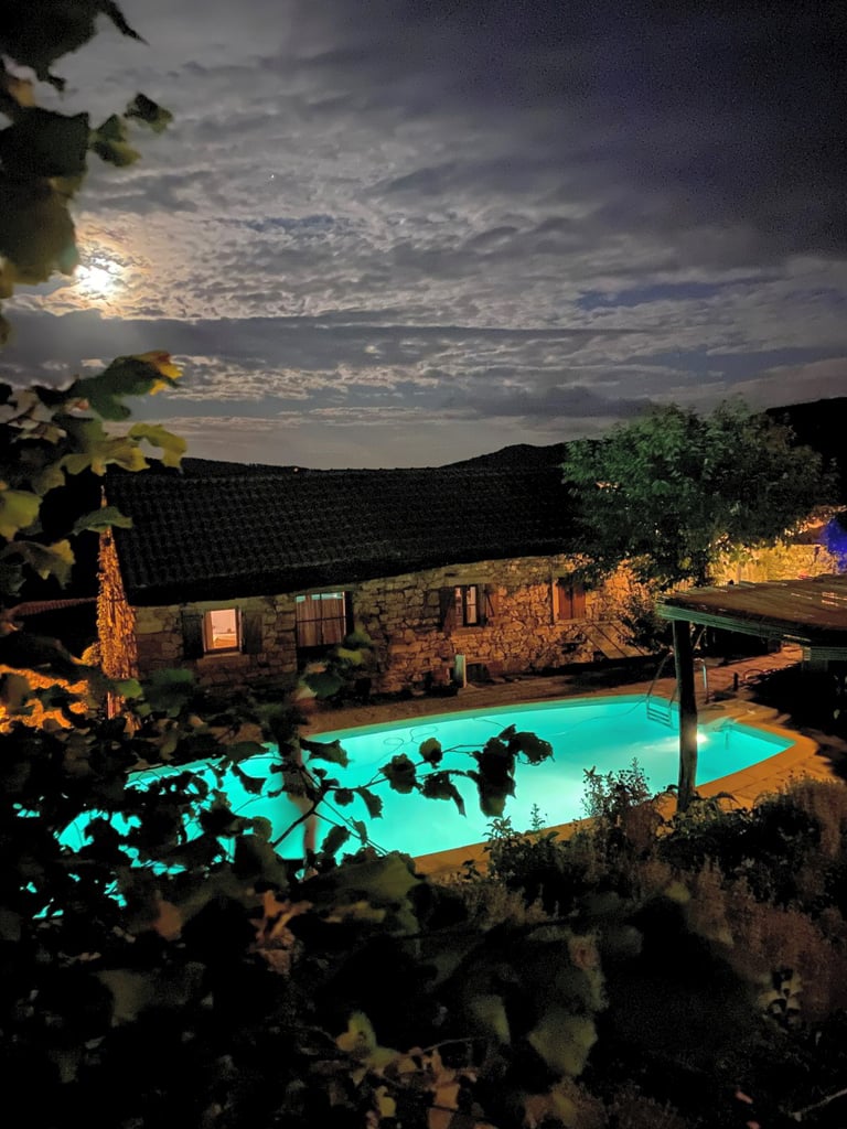 Vue de nuit, gîte 8 personnes et piscine éclairée.