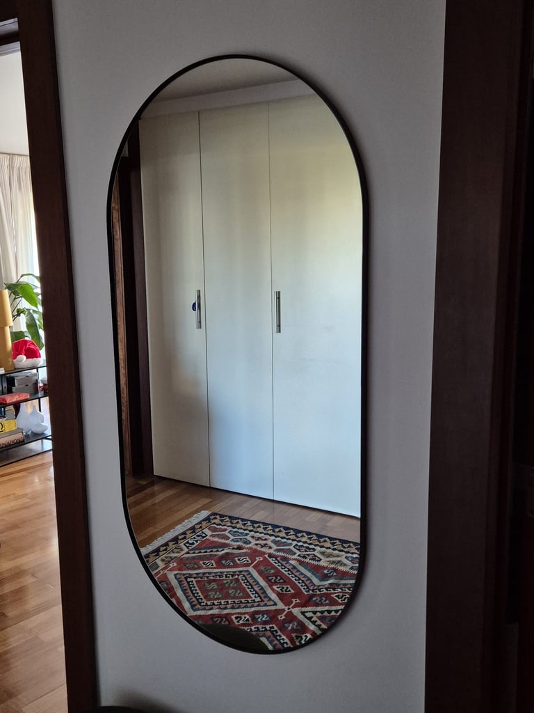 Pendurar espelhos e pendurar quadros