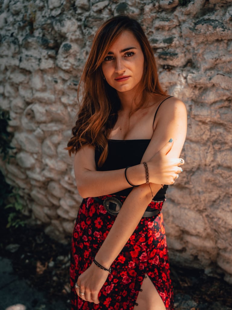 sesion de fotos femenina en granada en la calle durante la primavera, retratos en la calle