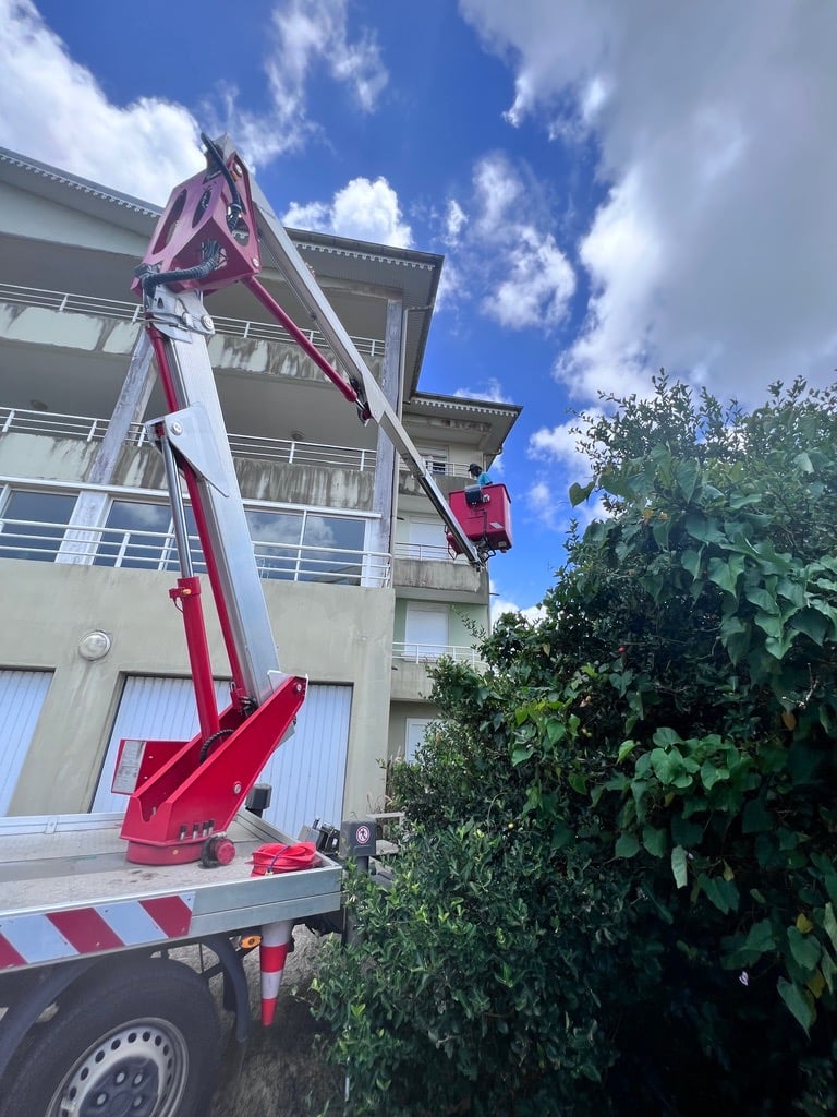 intervention sur nacelle nettoyage de façade