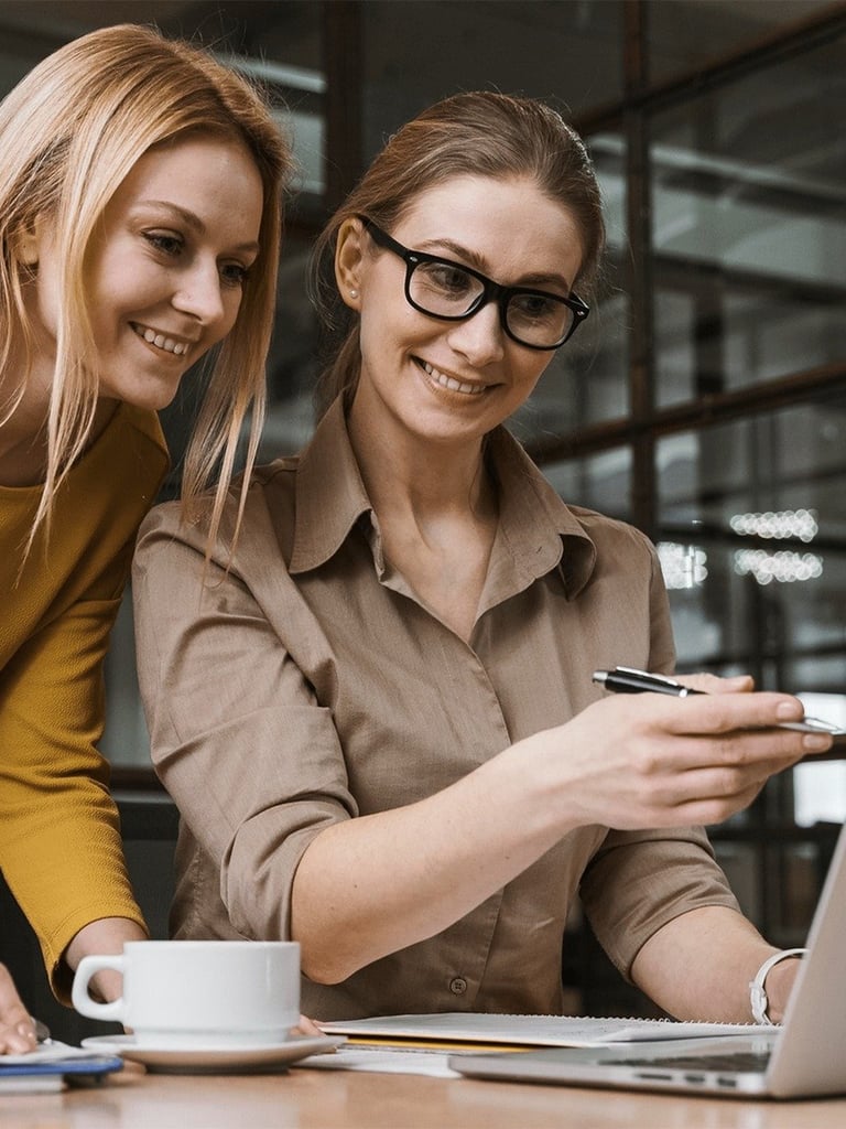 Unternehmerin präsentiert attraktive Mitarbeitervorteile für Ihr Team