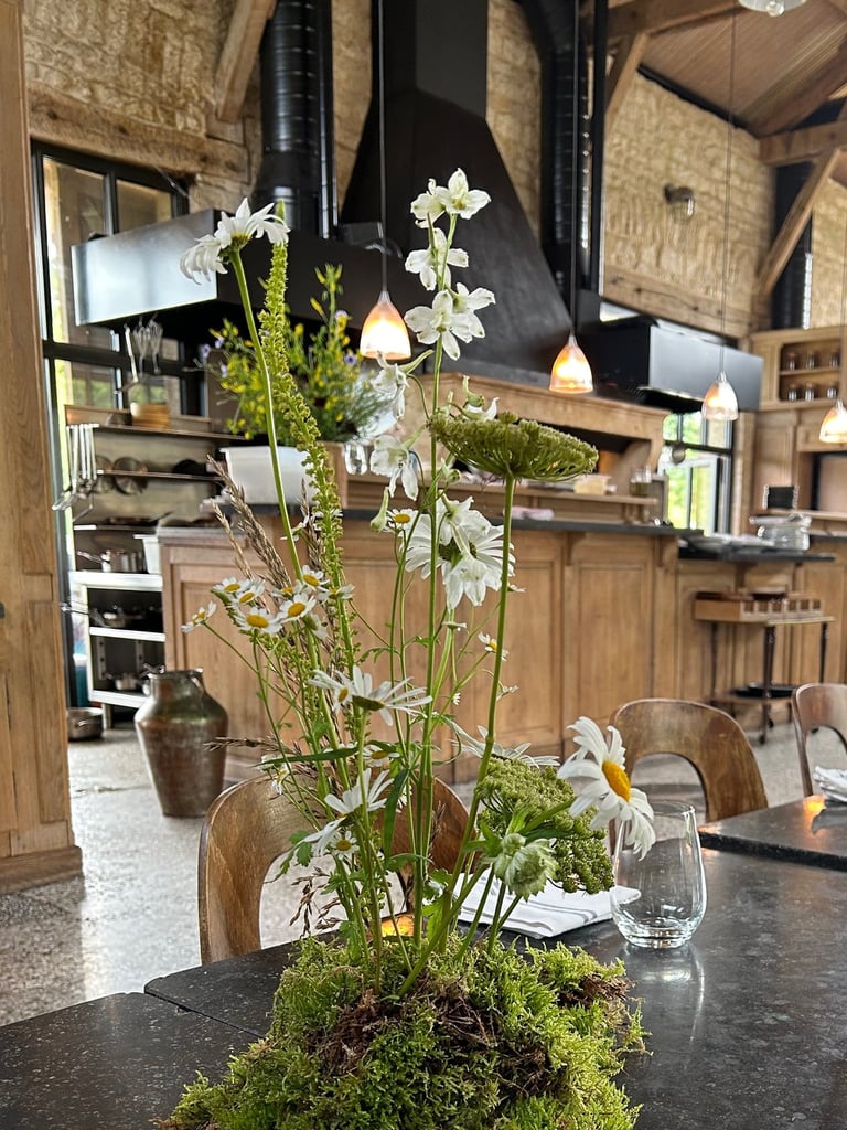 Composition de table de fleurs des champs tel une motte de terre 