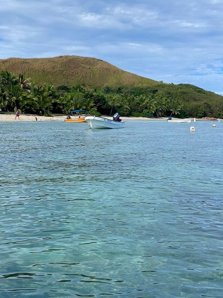 La costa de la isla Mana en Fiyi