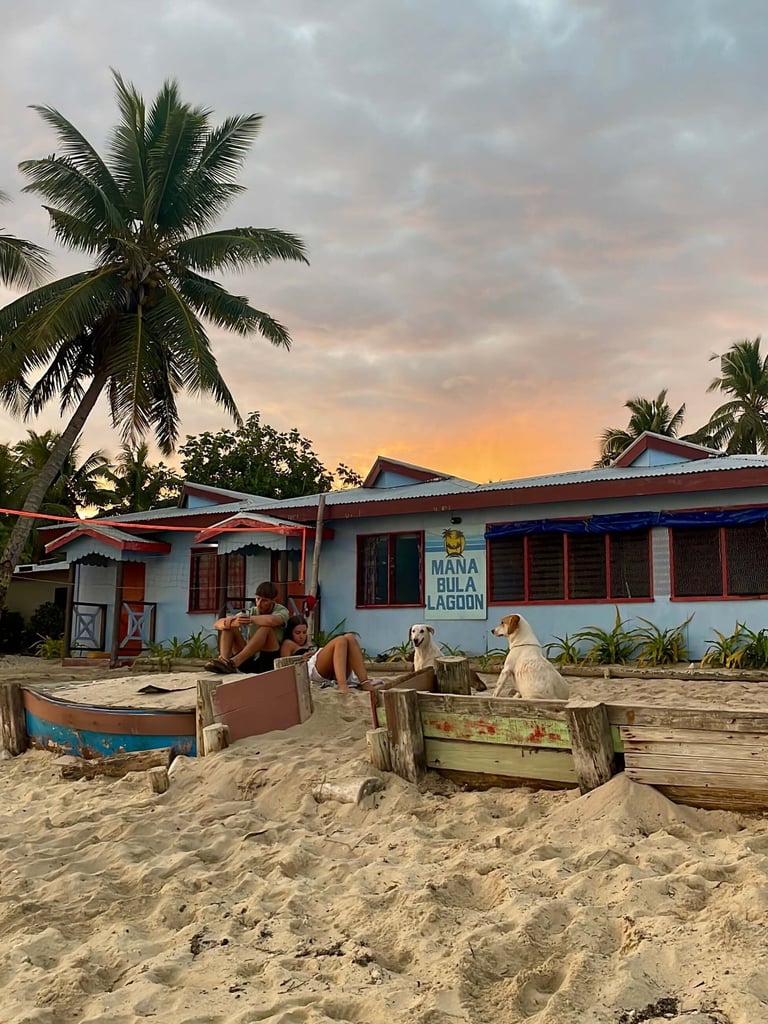 El hostel de Mana island al atardecer 