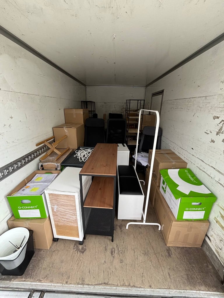 Biuro baldai sukvežimyje ofiso perkraustymui