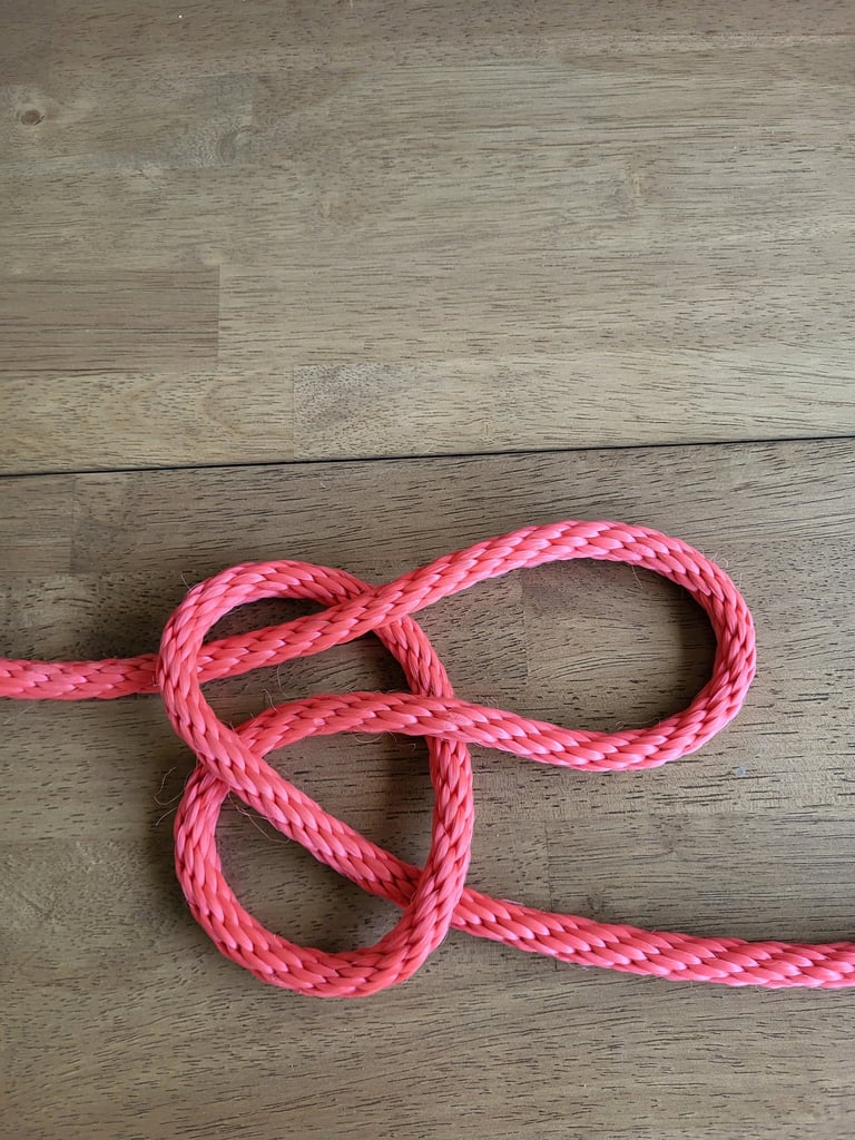 An uncinched slip knot, showing the "slipped" overhand knot structure