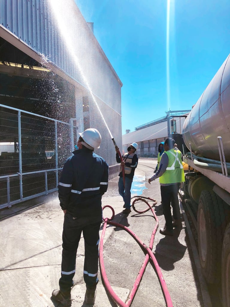 Trabajadores de Pipas Rubio utilizando pipa de agua potable