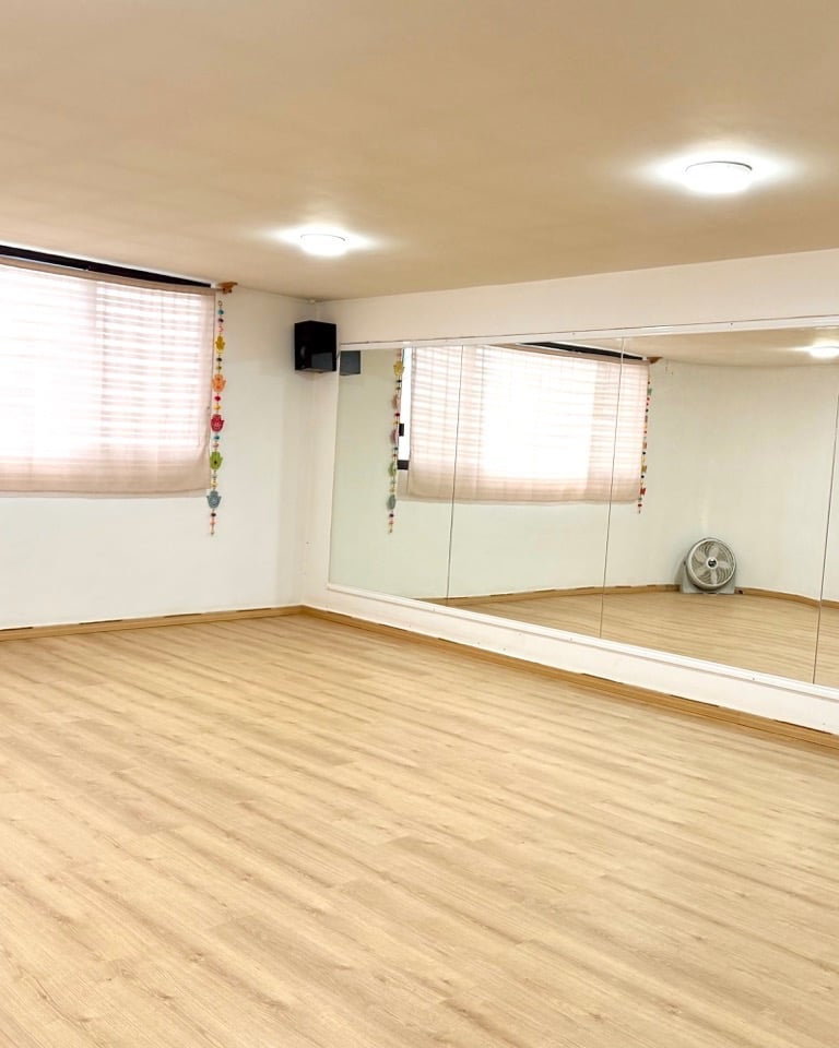 Salón iluminado de clases de danza rojo liminal arte