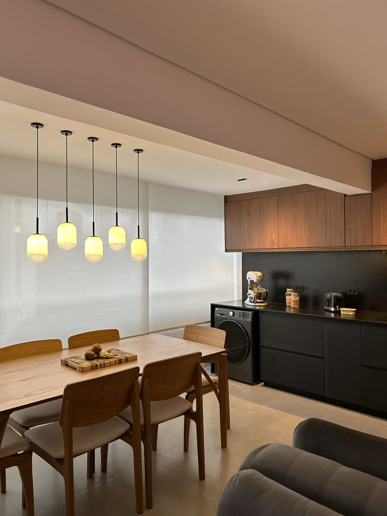 Projeto de iluminação para sala de jantar integrada com pendentes decorativos e luz aconchegante