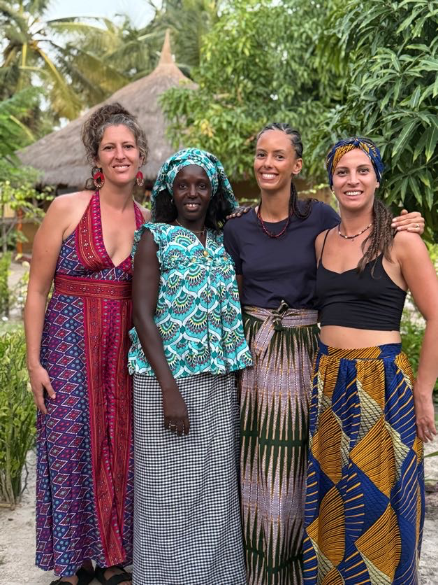 Magnifique photo représentant Amel, Lauranne, Anissa et Seynabou en jolie tenue pour le mariage traditionnel