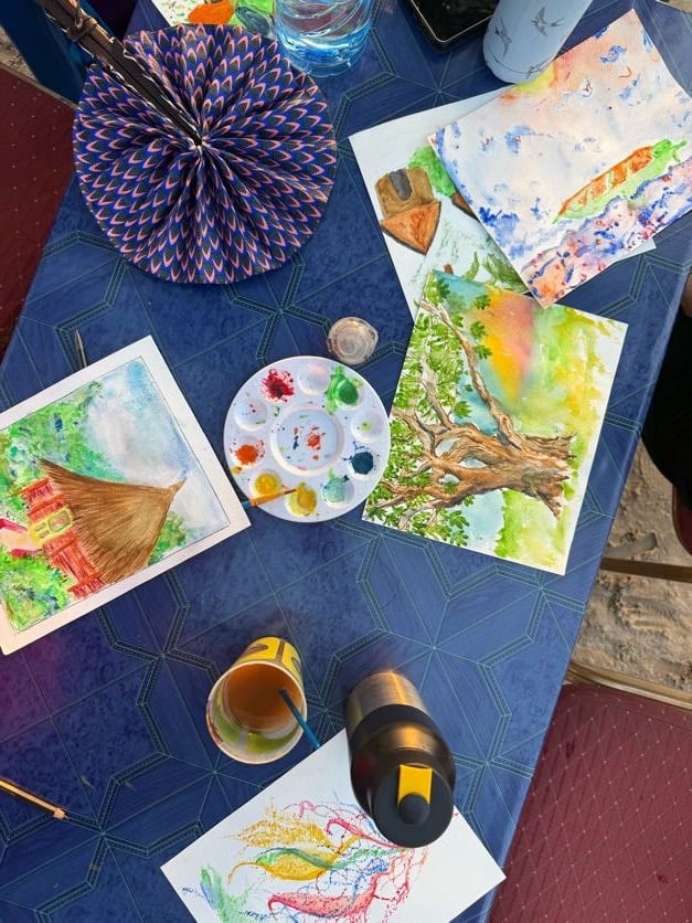 Photo représentant quelques oeuvres d'art réalisé lors de l'activité artistique de peinture à Kachiouane