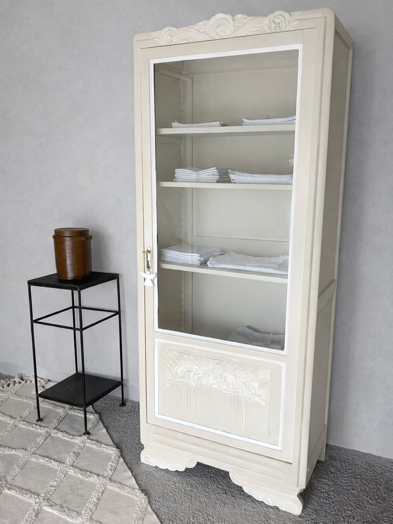 Vitrine repeinte en beige avec patine blanche dans les moulures