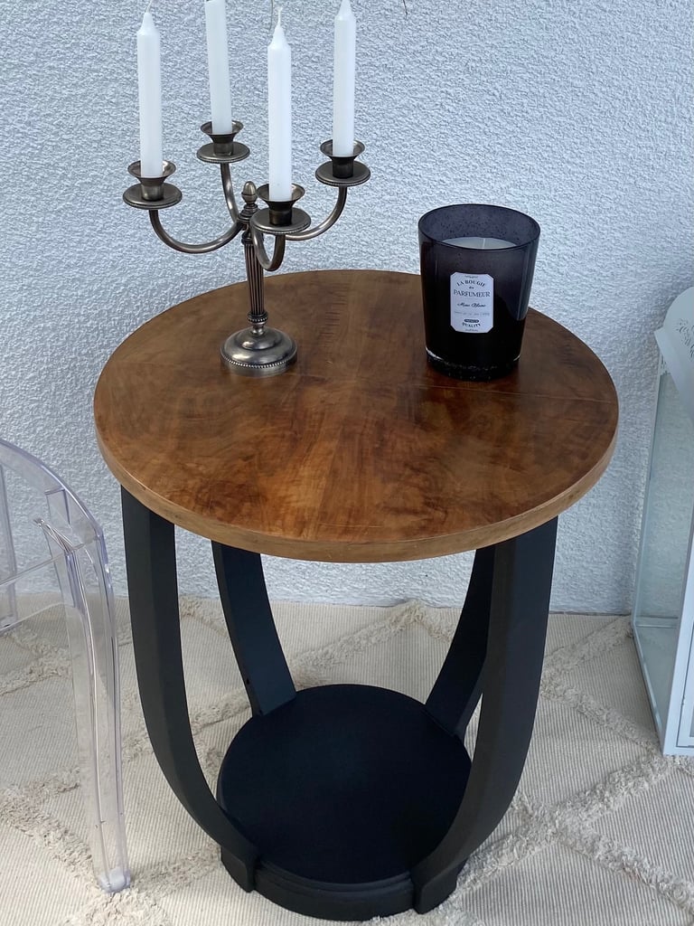 Table d'appoint art déco restaurée, mise en valeur du plateau et pieds peints en noir