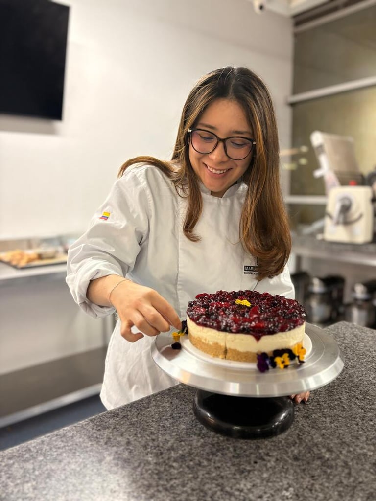 Mujer pastelera, decorando un chesscake