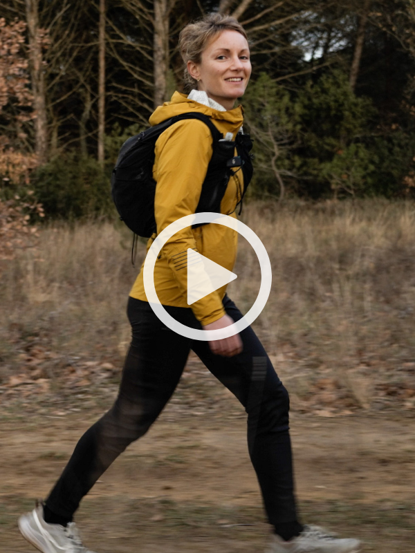femme running trail