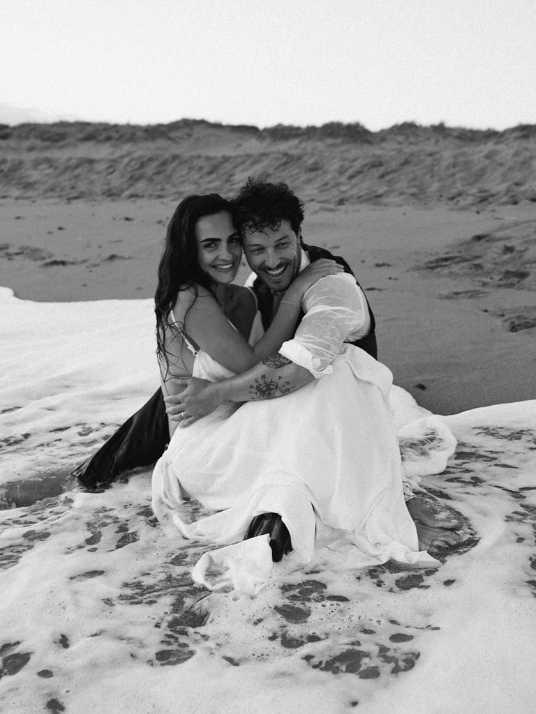 Photographie d'un couple en lors d'une séance photo day after sur la plage de Sauveterre en Vendée par Romain DANIEL