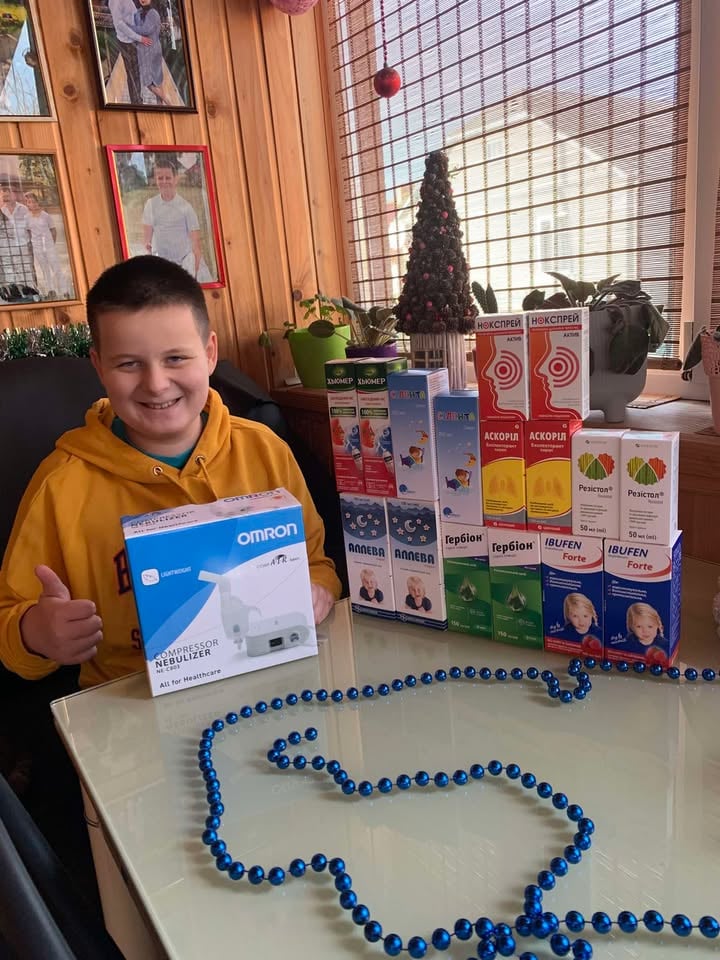  хлопчик тримає коробку з ліками