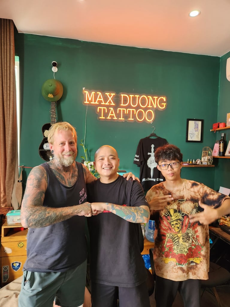 satisfied customer at max duong tattoo shop