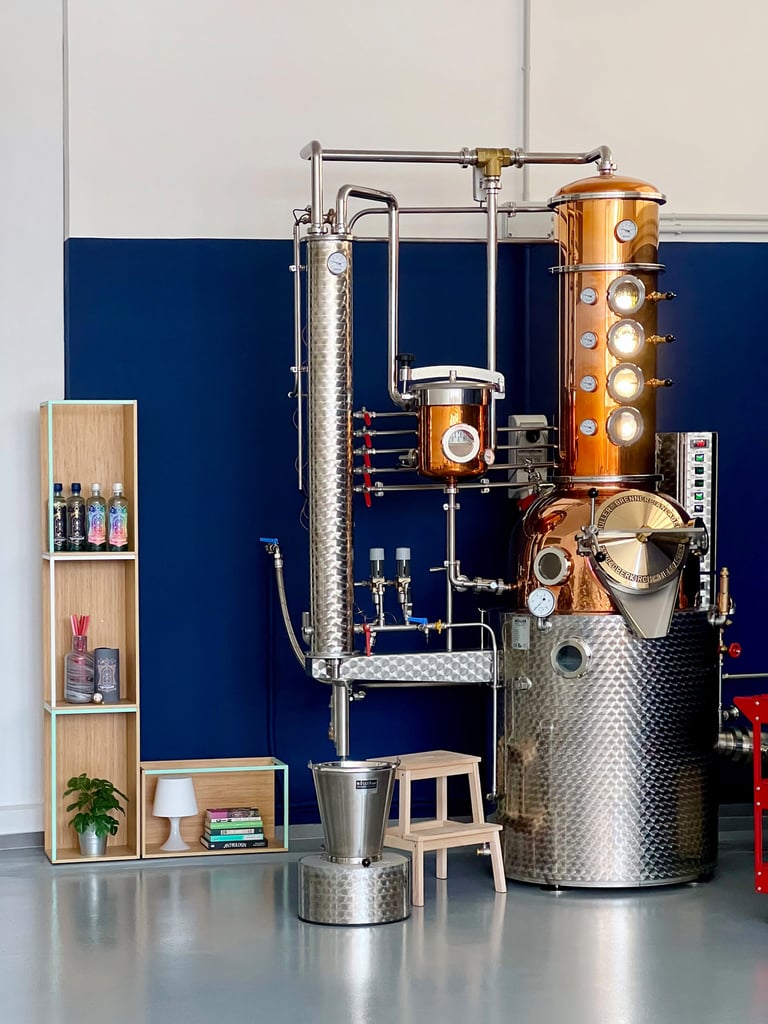 alambicco di rame e scaffalatura in legno su sfondo con pareti blu