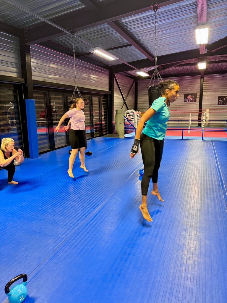 Séance de fitness : deux femmes réalisent un exercice combinant renforcement musculaire et cardio