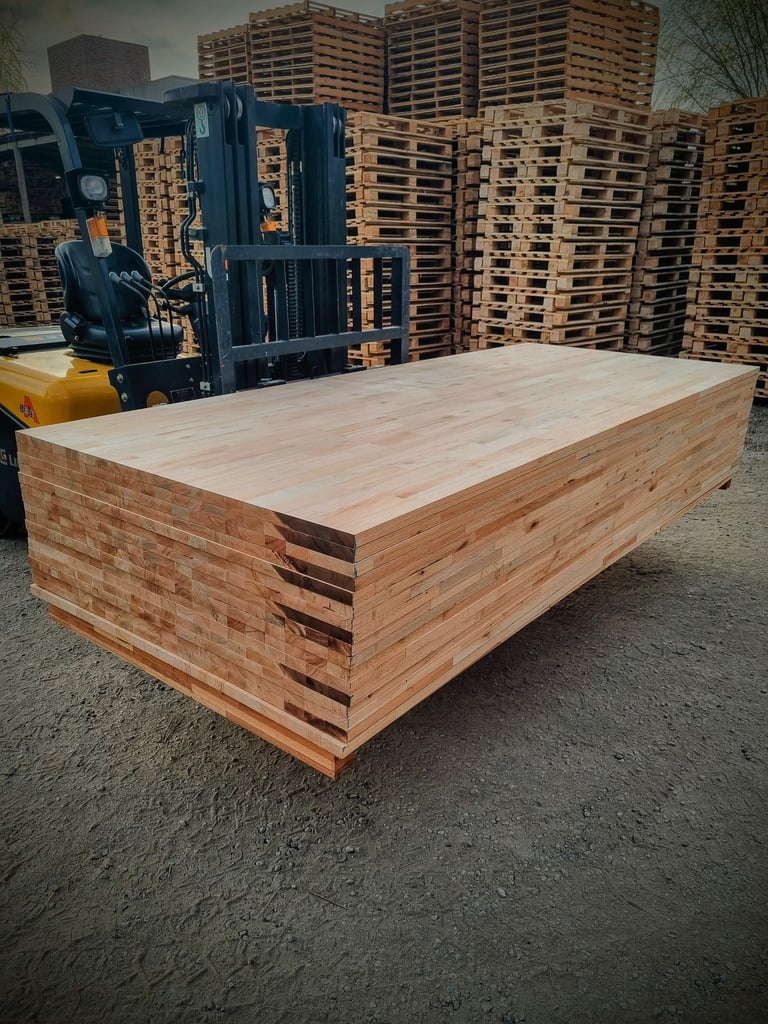 Gran pila de paneles de madera ensamblados.