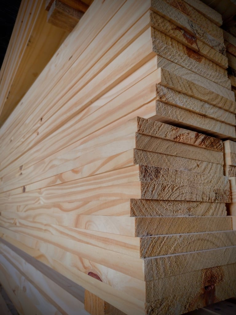 Pila de tablones de madera de pino natural de alta calidad para proyectos de construcción.