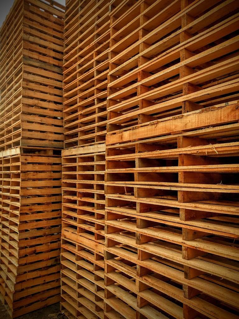 Grandes pilas de pallets de madera limpios almacenados.