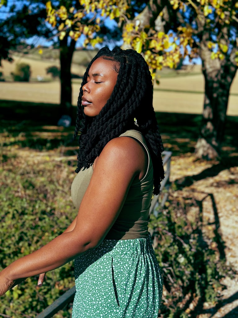 Une fille noire, dans la nature, vert kaki