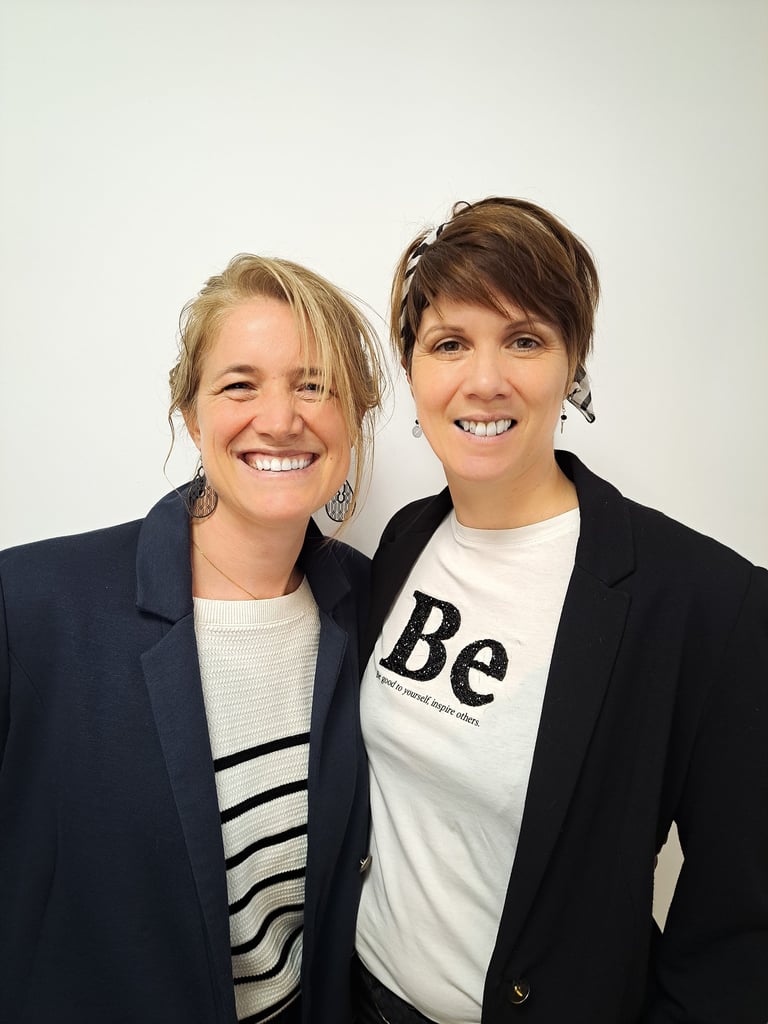 deux femmes debout l'une à côté de l'autre dans une pièce