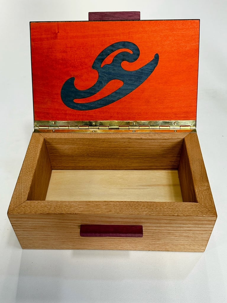 une boite en bois marquetée en orange et bleu