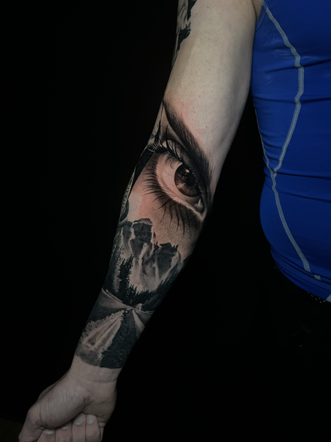 tatuaje en el brazo de ojo realista montañas tatuaje 