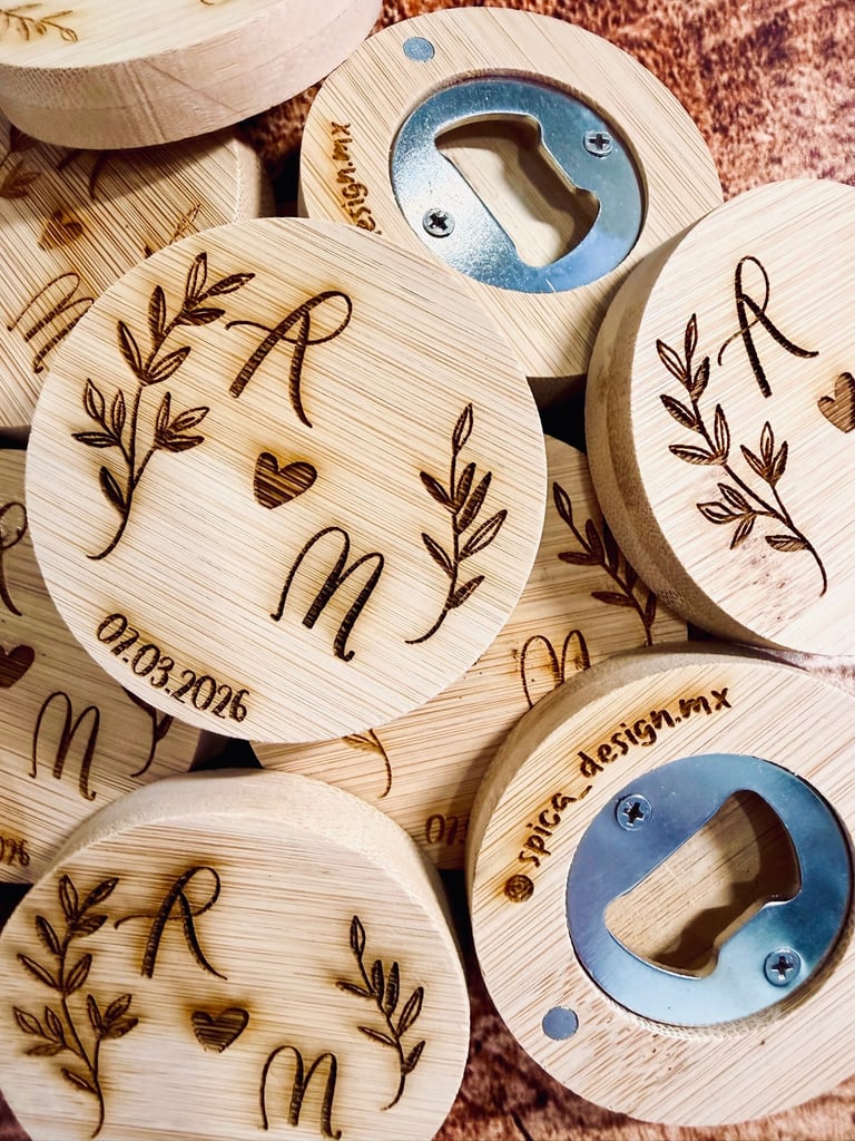 Destapador de madera grabado y personalizado en láser con iniciales de boda, fecha…