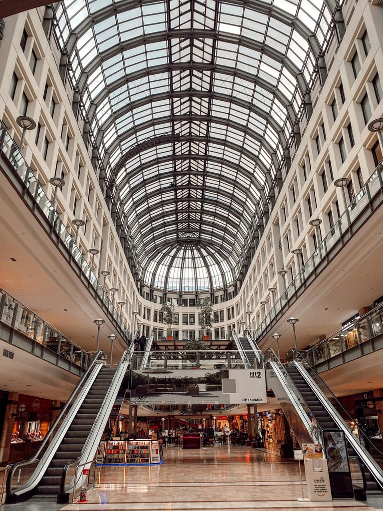 Virtueller Rundgang durch ein Einkaufscenter – Ladenflächen, Wege und Atmosphäre in 360°