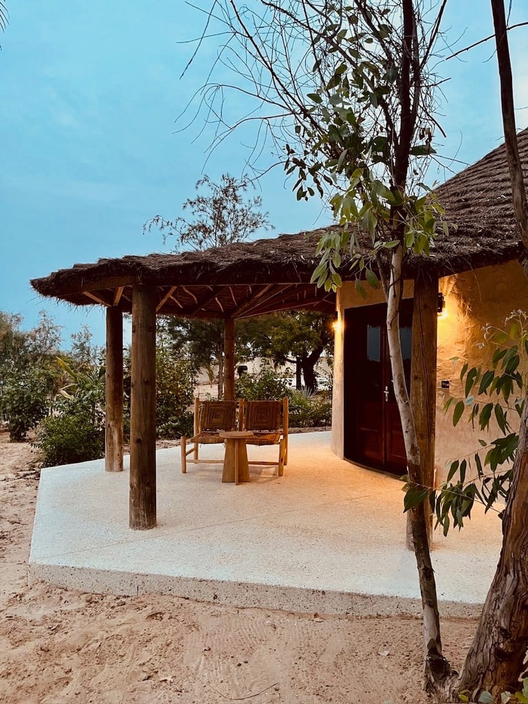 Vue de la terrasse d'une chambre supérieure du boutique hôtel Maison Fimela situé au coeur du Sine Saloum