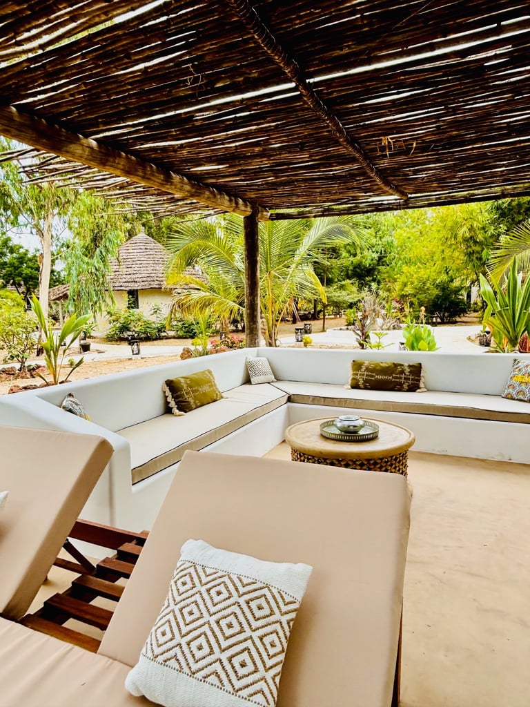 Vue de la salle de repos du boutique hôtel Maison Fimela situé au coeur du Sine Saloum