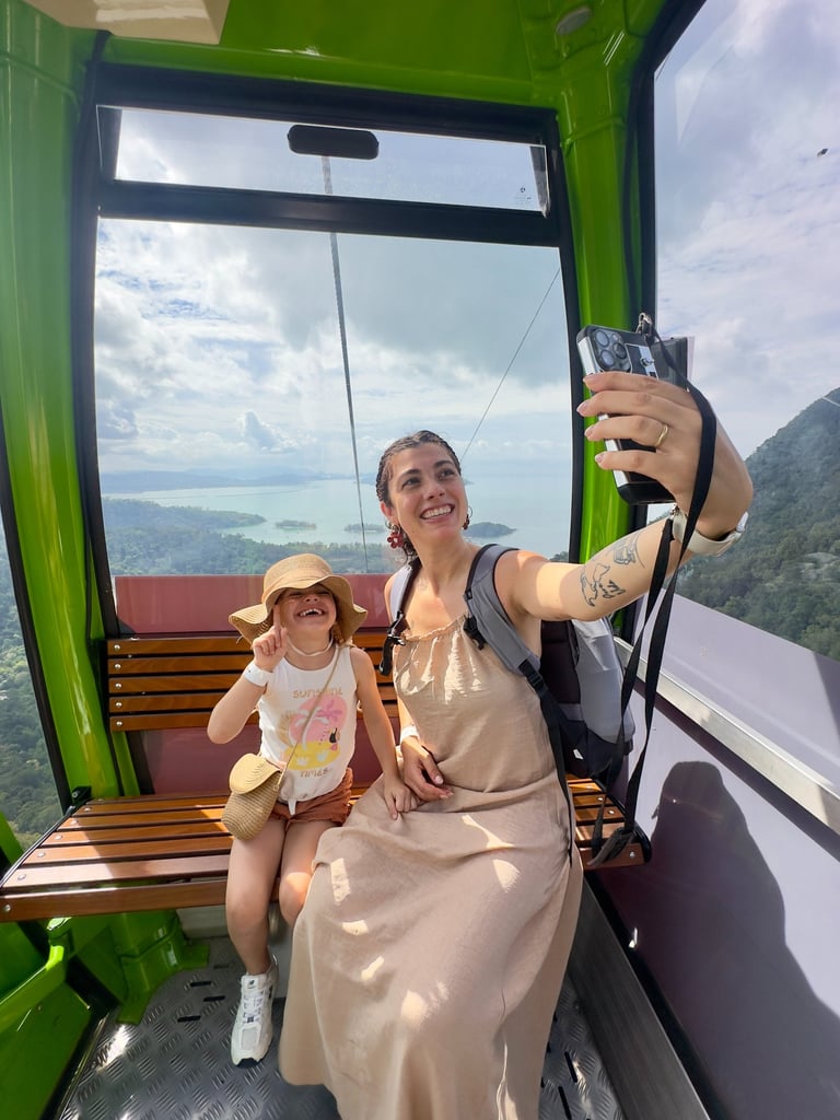 une maman et sa fille faisant un selfie dans une cabine téléphérique à Langkawi en Malaisie.