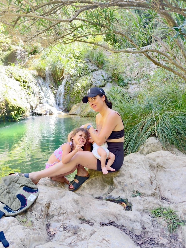 une mère et ses filles en randonnée en grèce