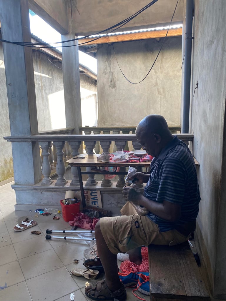 préparation des objets pour la vente à la boutique emmaüs pahou