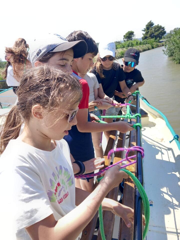 Atelier de nœuds marins pour enfants pendant la classe de découverte en péniche