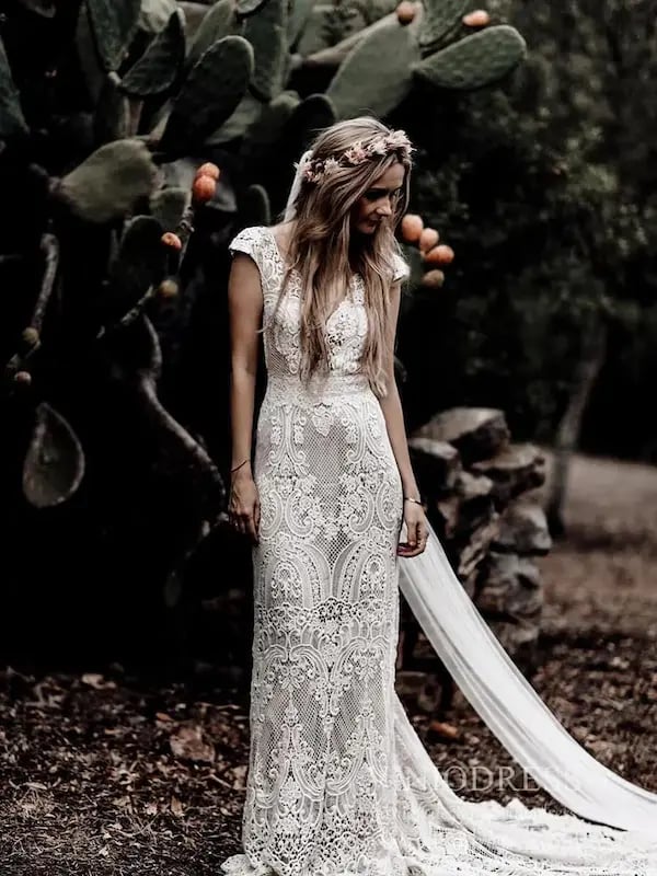 femme portant une robe de mariée Anaïs Designs Paris dans un champs