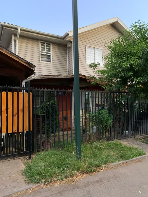 casa de dos pisos blanca ventana con cierre de reja y antejardin con pasto