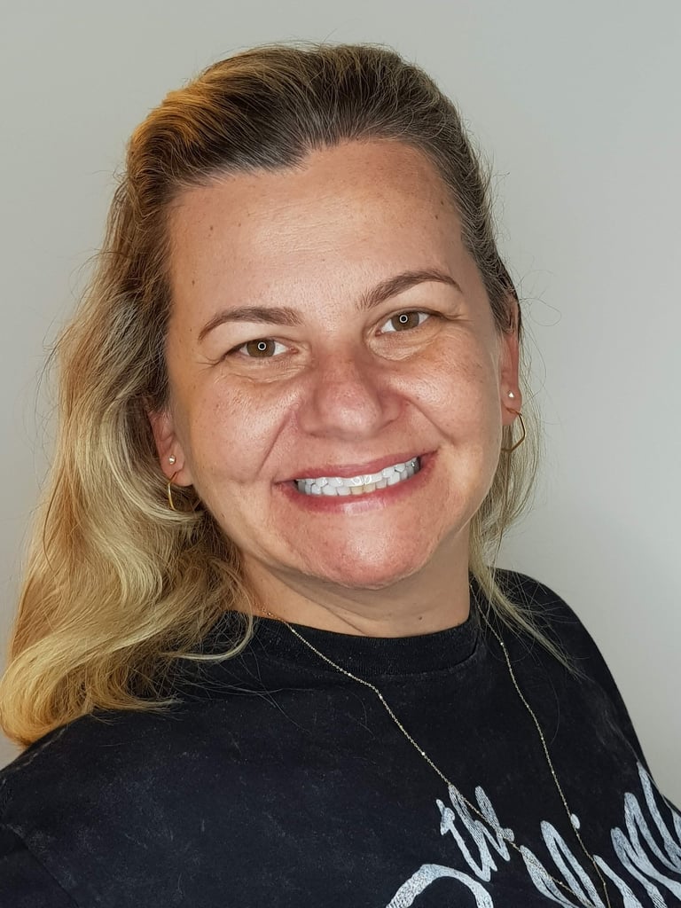 Transformação de sorriso realizada com o método Resinalign, unindo beleza, autoestima e segurança em