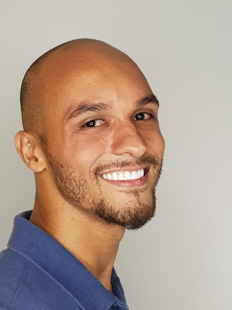 Paciente após tratamento completo de resinas estéticas com o método Resinalign na Sannre Odontologia