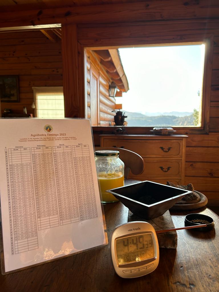 fuego sagrado agnihotra en piramide de cobre salida y puesta de sol vedas purificación de atmósfera