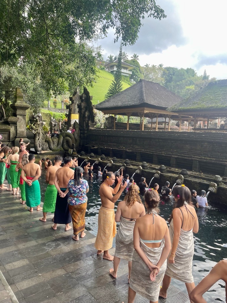ludzie kąpią się w świętym źródle świątynia na Bali