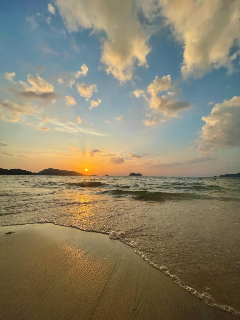 zachód słońca na plaży Phuket Tajlandia